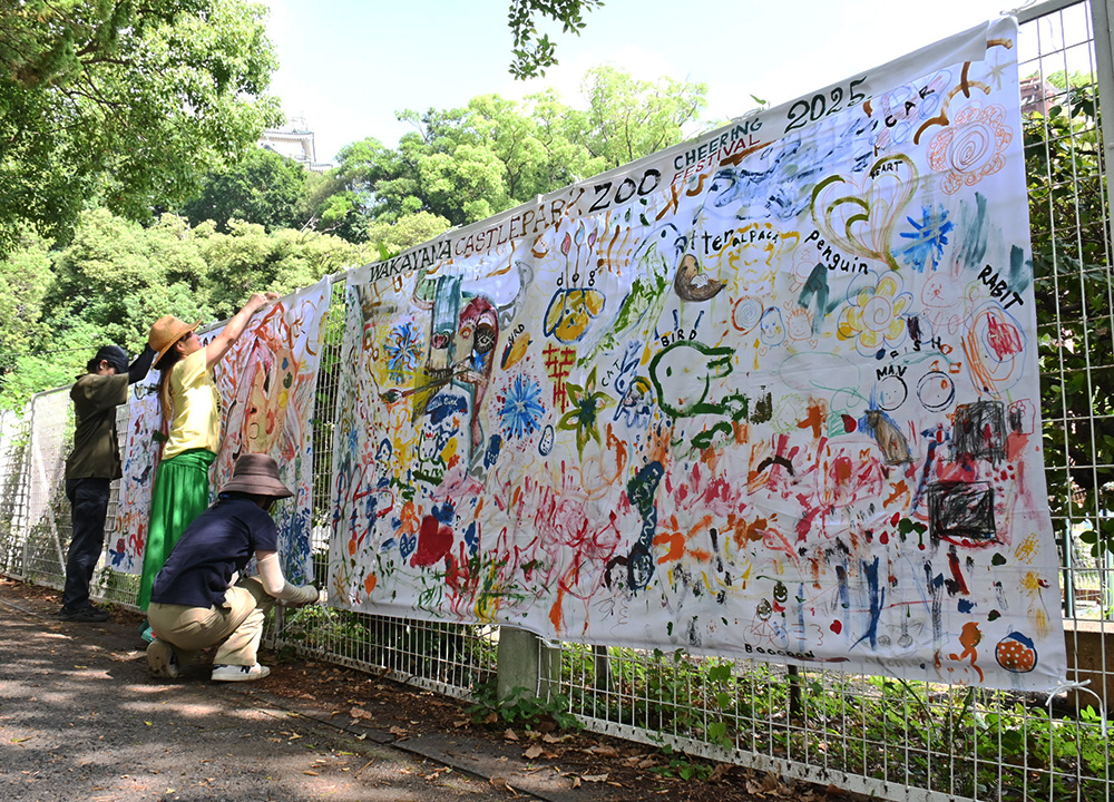 完成したアートを展示する岡本さんら