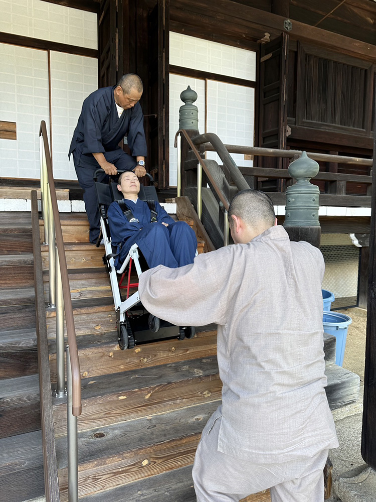 商品を試す僧侶ら(マルトミケアハート提供)
