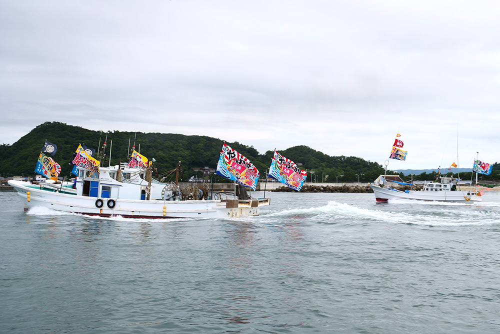 和歌浦湾を旋回する漁船