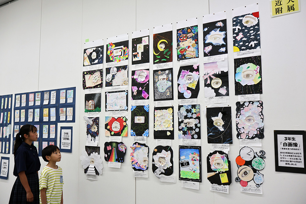 作品を鑑賞する来場者
