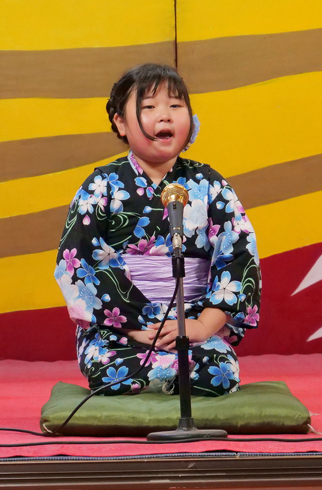 表情を変えて面白おかしく演じる怜和さん