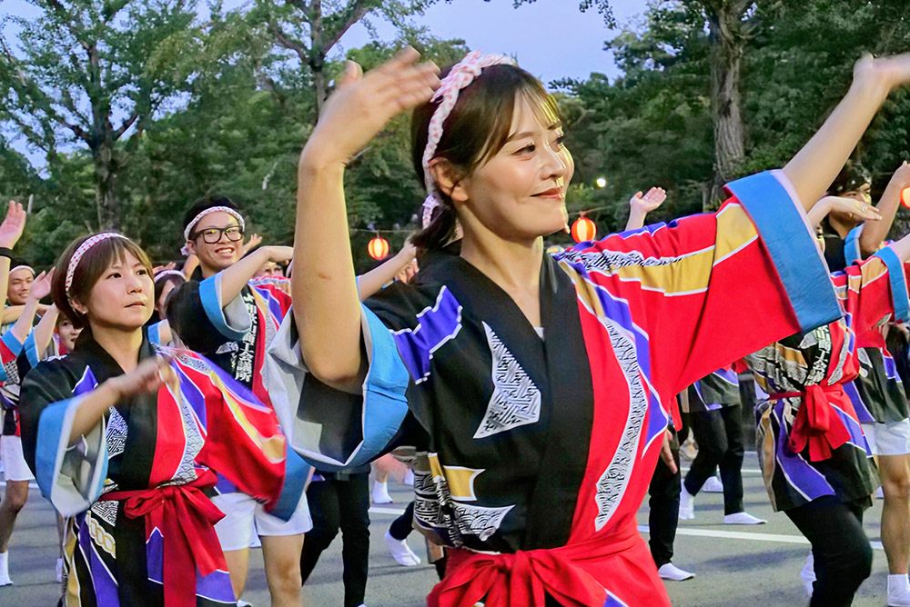 そろいの法被で踊る参加者