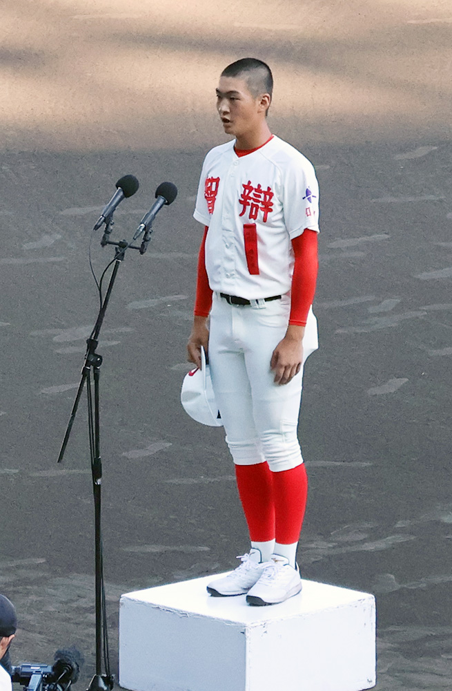 選手宣誓する智弁和歌山の山田主将