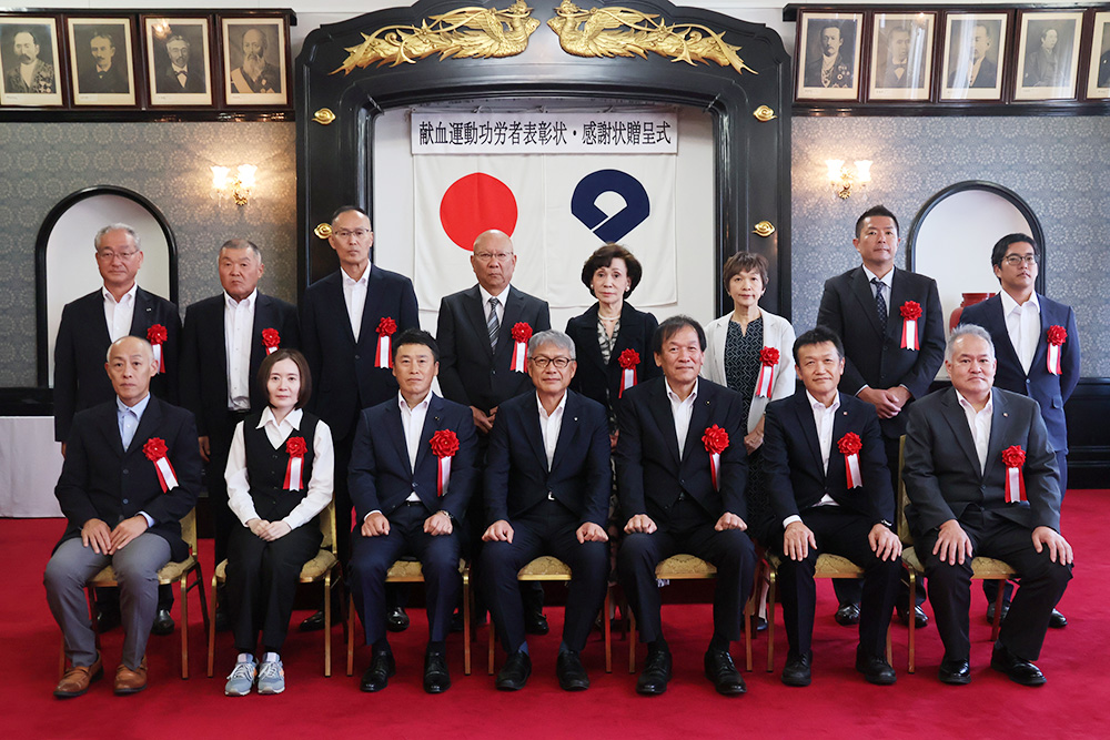 厚生労働大臣表彰状・感謝状の受賞者㊤、知事感謝状の受賞者㊦(県提供)