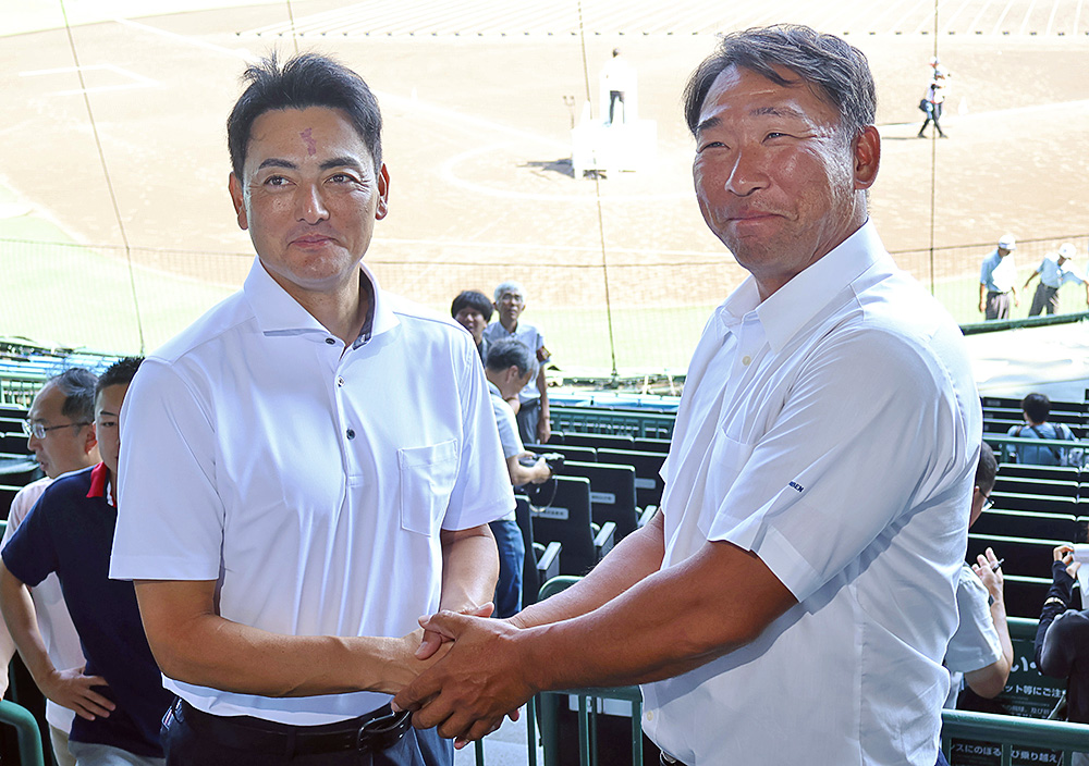 試合に向け握手を交わす智弁和歌山の中谷監督㊨と花巻東の佐々木監督