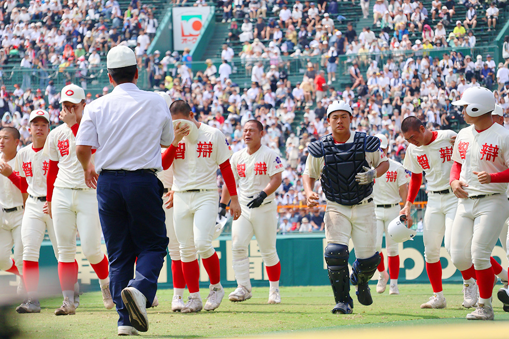 花巻東に敗れ、悔しさをにじませる智弁和歌山ナイン
