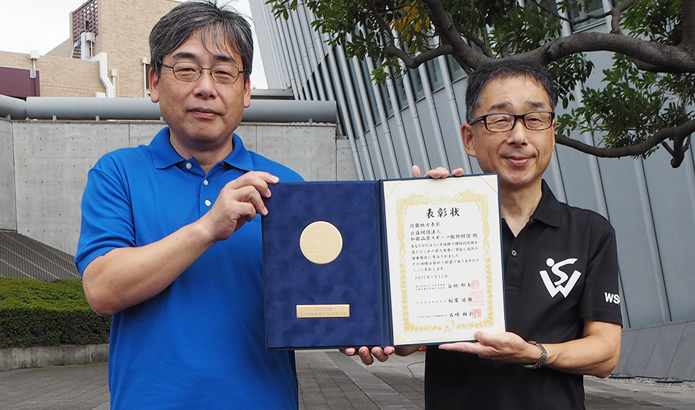 岩波支店長㊧から表彰状を受け取る川口次長
