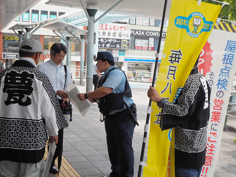 警察と共に注意を呼びかける協会関係者