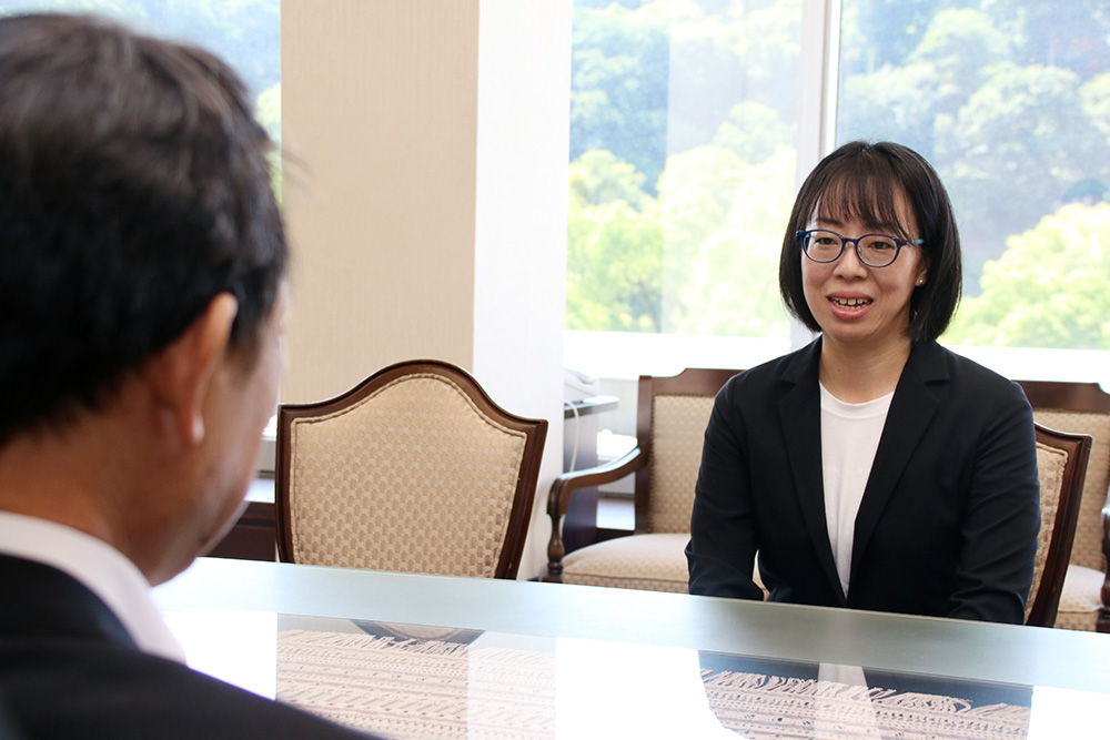 尾花市長（手前）と歓談する吾妻さん