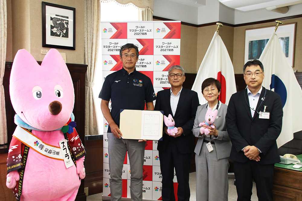 委嘱状を手にする中垣内さん㊧、宮﨑知事（右隣）ら