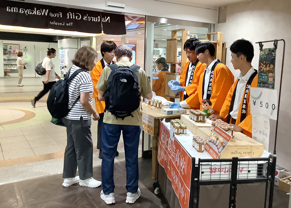 なんば駅の利用者にジャムを勧める生徒たち（ロカリスト提供）