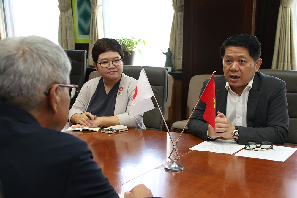 宮﨑知事（手前）と意見交換するハー総領事㊨