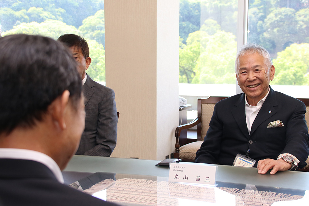 ホテル建設への意欲を語る丸山代表取締役