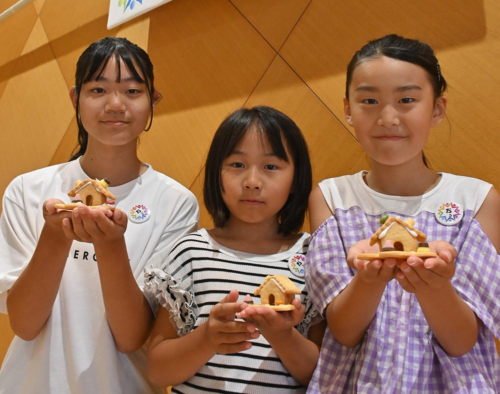 当日使用するお菓子を手に、やっチャレンジ紀の国プロジェクトの皆さん