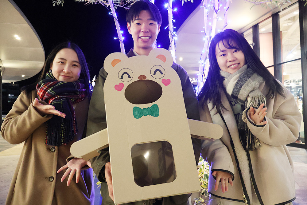「おもちゃぱっくん」を手に、(左から)岩崎さん、堀さん、久保さん