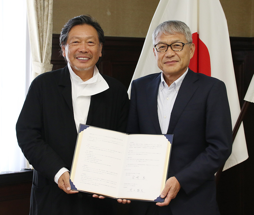 協定書を手にする宮﨑知事㊨、井上代表取締役