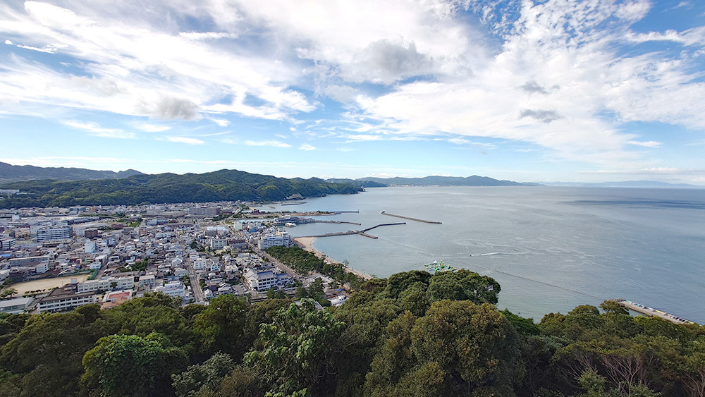 洲本城跡から市街地を望む