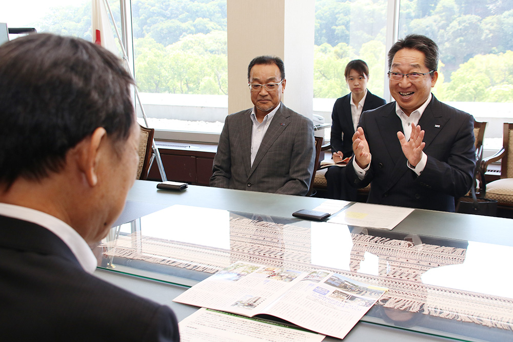 インフラゼロハウスについて尾花市長(手前)に説明する高原支社長㊨