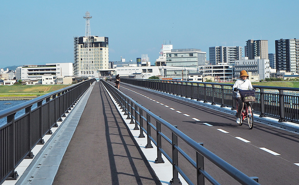 自転車やバイクが通る河西橋