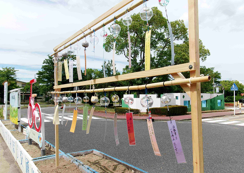 スローガンとともに風鈴の音を楽しもう(交通公園提供)