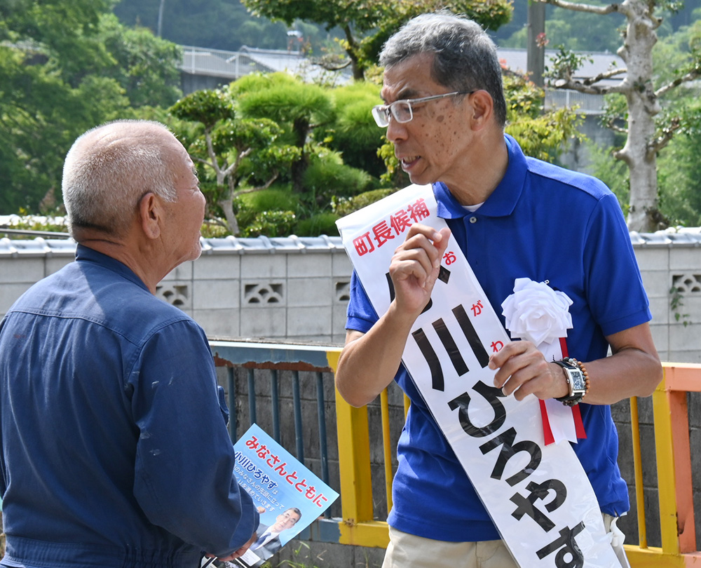 有権者の声に耳を傾ける小川候補