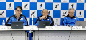 ２号機の飛行中断について話す豊田社長（右から２人目）らスペースワンの役員