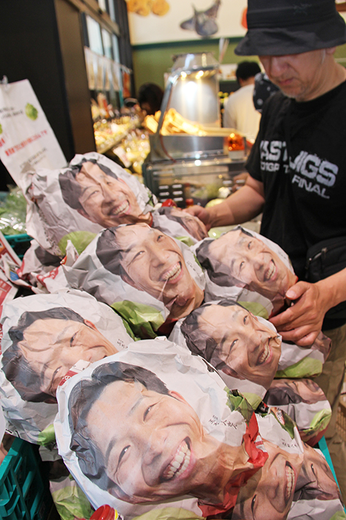 「笑顔がいっぱい」（!?）新聞紙に包まれ、店頭に並んだレタス