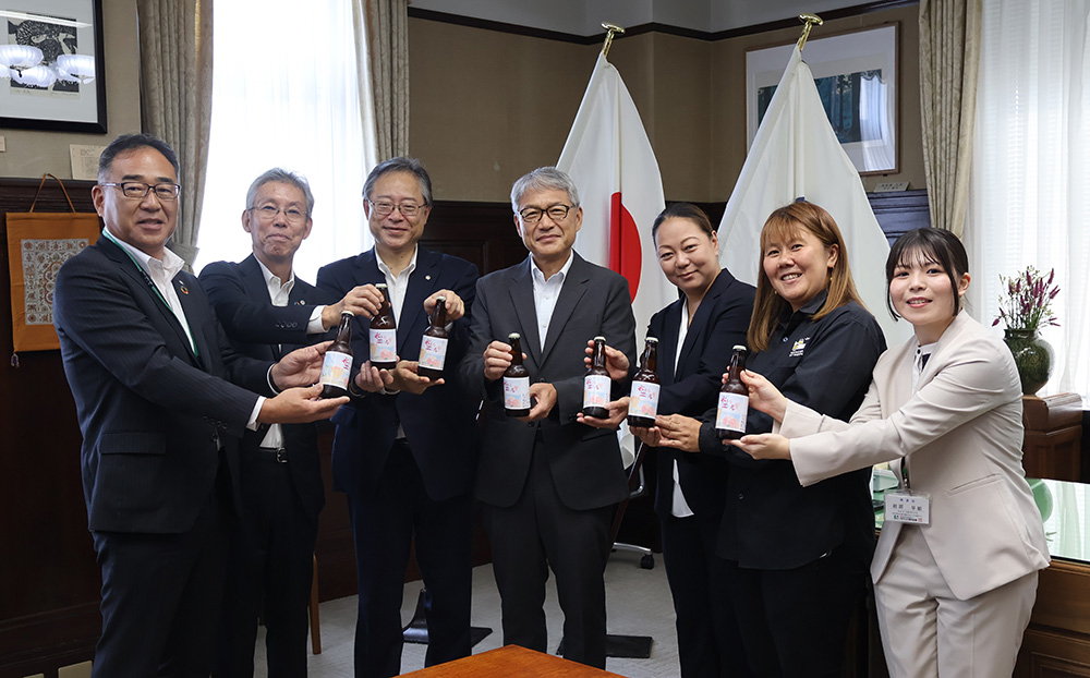 宮﨑知事(中央)を囲み商品の完成を喜ぶ関係者の皆さん