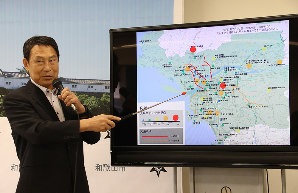 津波警報時の交通渋滞と人流について説明する尾花市長