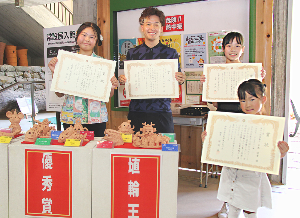 埴輪王に選ばれた芦苅さん㊧ら、皆さん