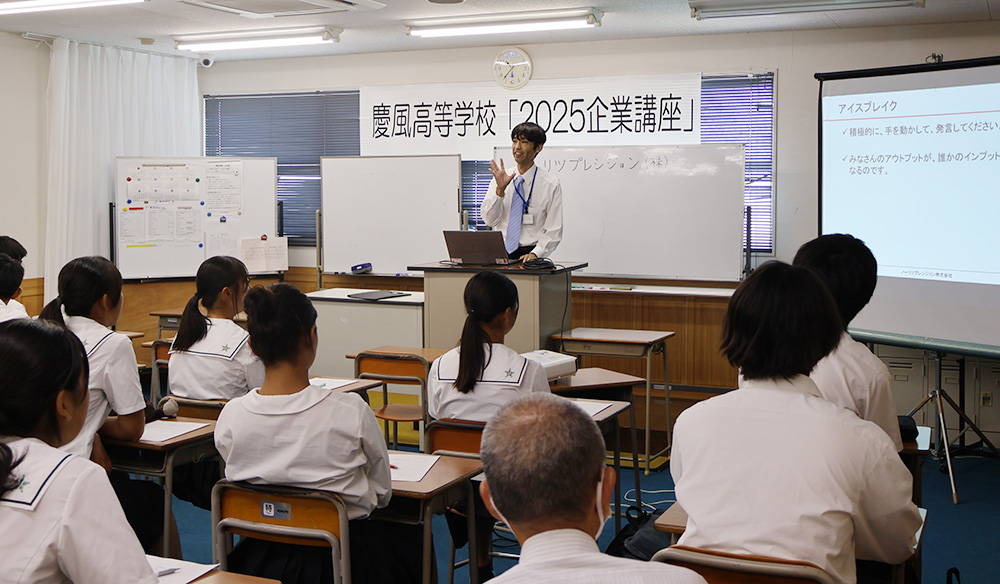 講師の話を聞く生徒ら