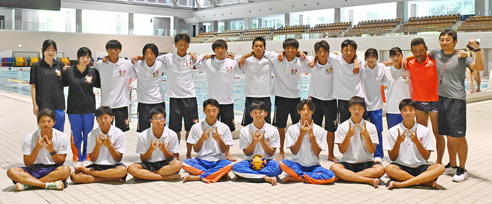 国スポに出場する水球少年男子の皆さんら