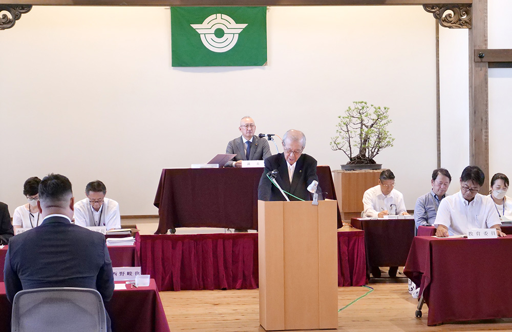 行政報告をする中芝市長