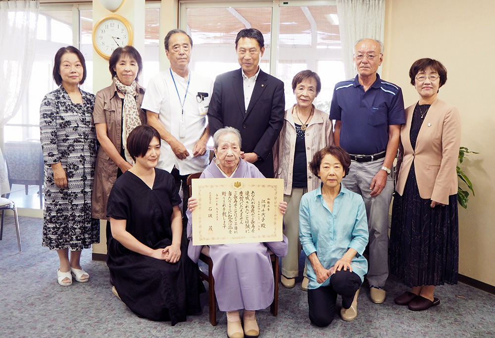 江川さんと市長(後列中央)ら