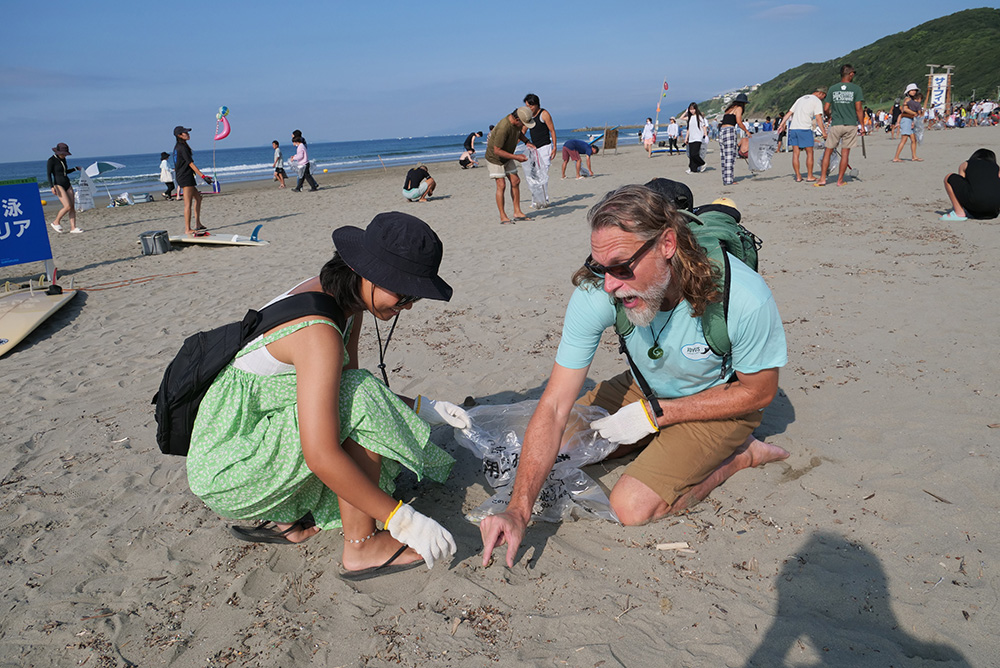 砂浜のごみを拾う参加者