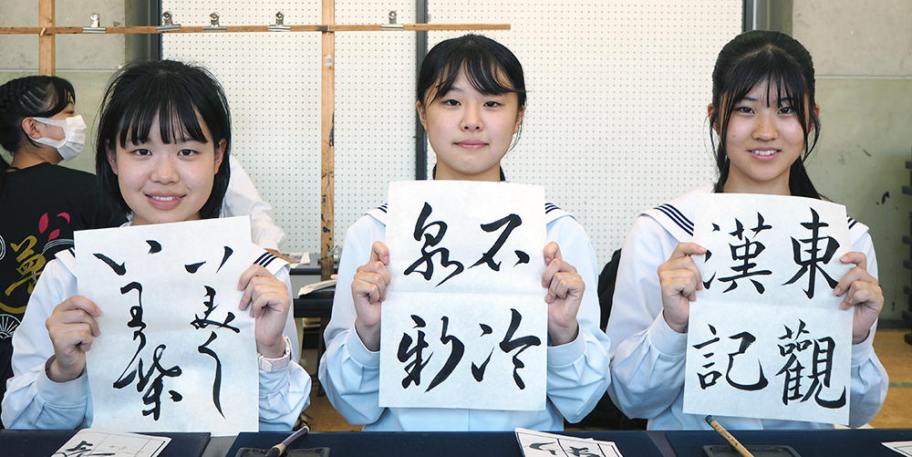 大賞を受賞した皆さん(写真左から今西さん、岩本さん、糸川さん)