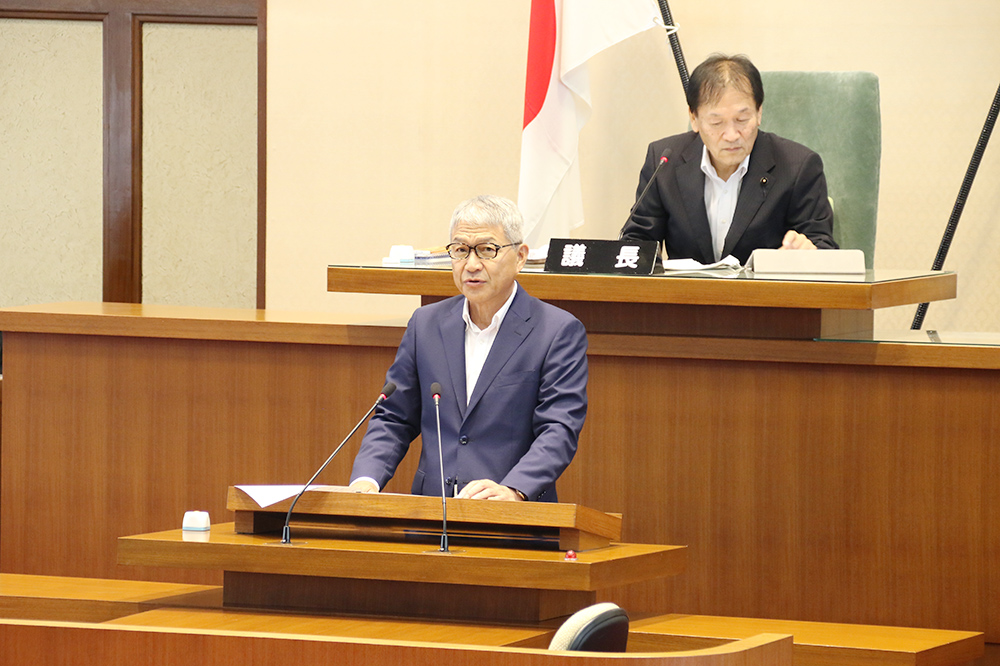 県政の動向を報告する宮﨑知事