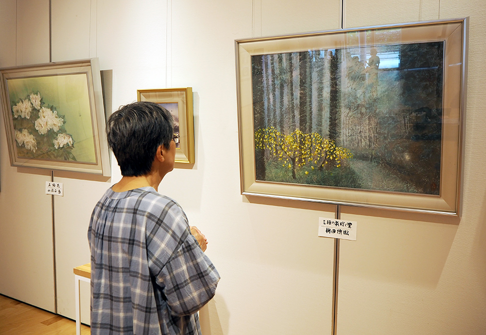 作品を鑑賞する来場者