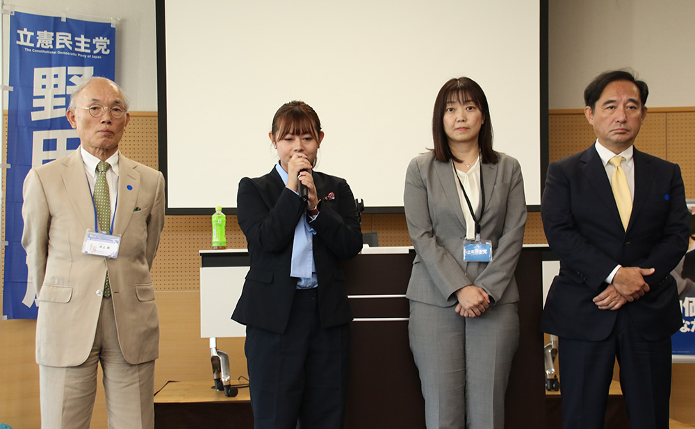 あいさつする山路県連代表(左から2人目)ら新役員
