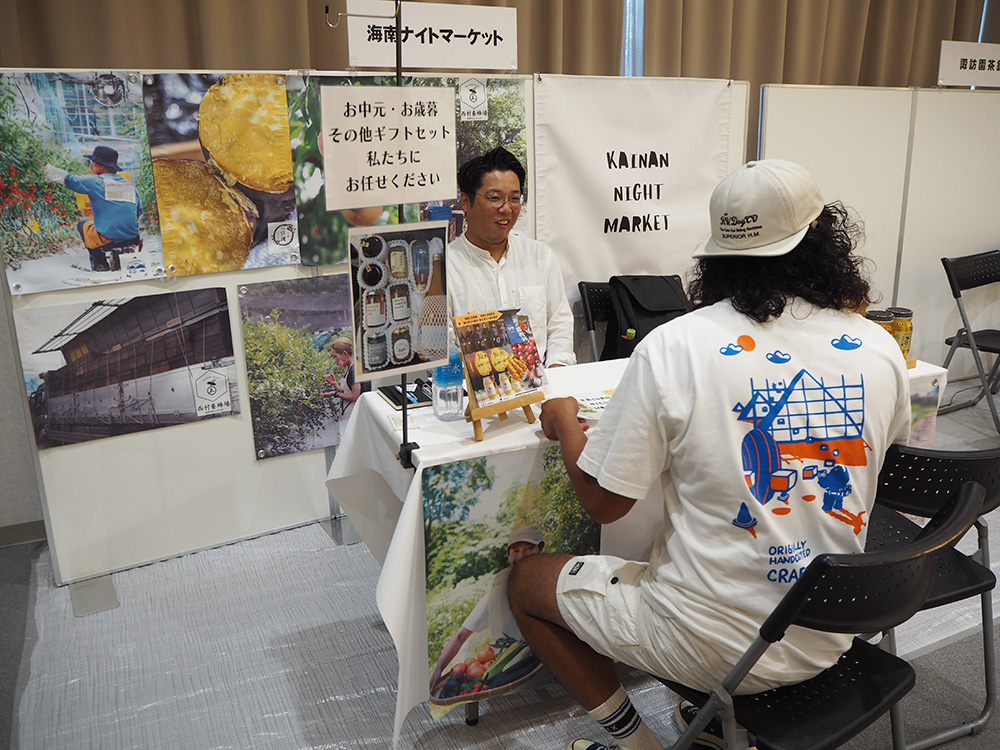 来場者に自社商品を説明する担当者