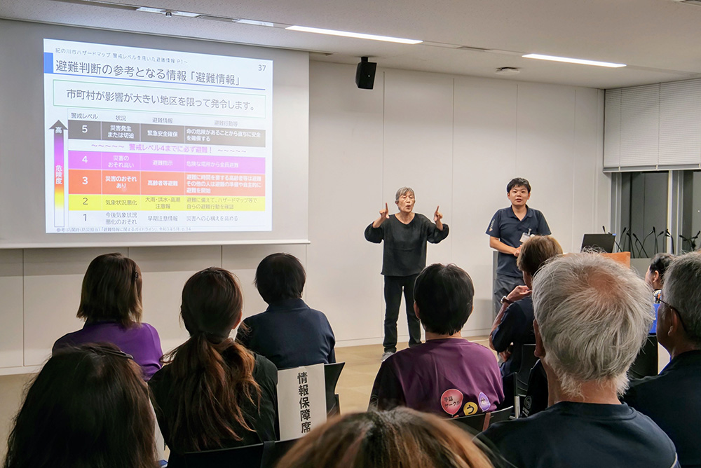 避難方法などの基礎知識を学ぶ参加者
