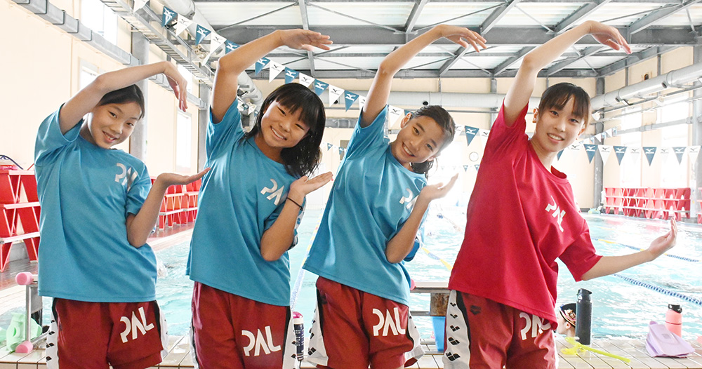 チームワーク抜群の（右から）永井さん、福岡さん、尾藤さん、長尾さん