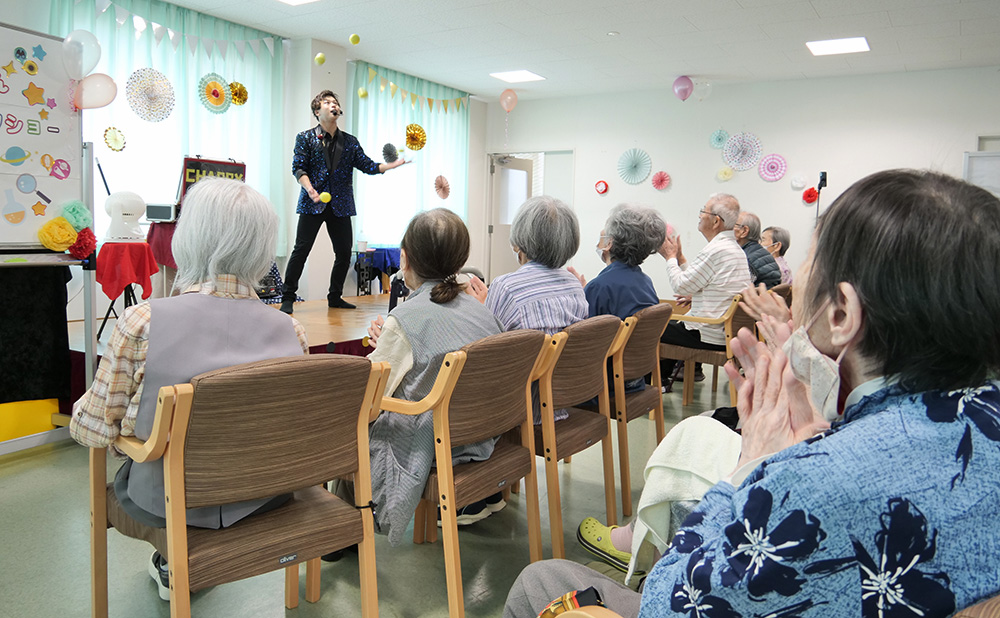 五つの玉を使ったジャグリングに拍手喝采