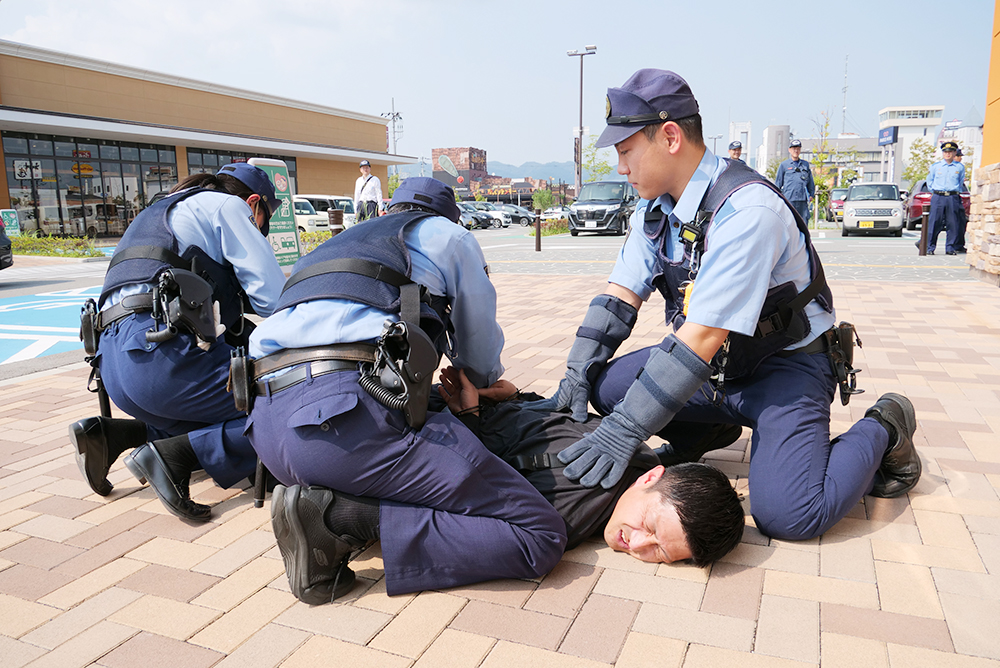 犯人制圧の訓練をする署員