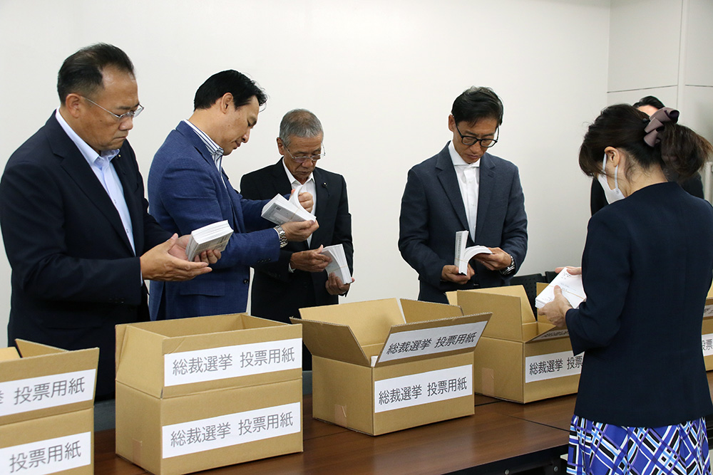 投票用紙を確認する自民党県連総裁選挙管理委員会の委員ら