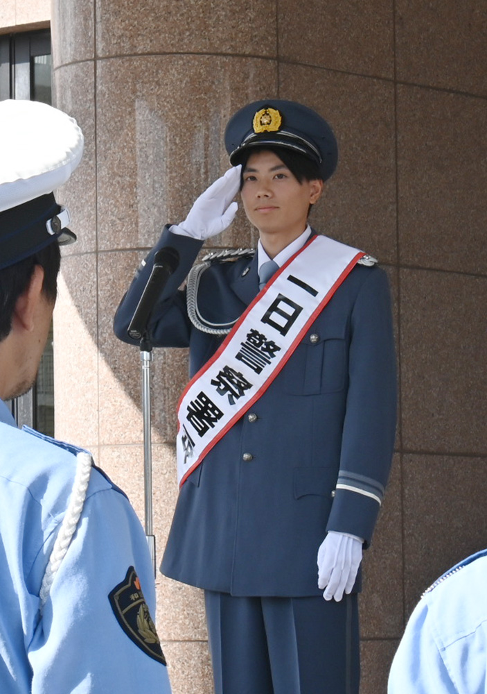 署員に敬礼する若林さん