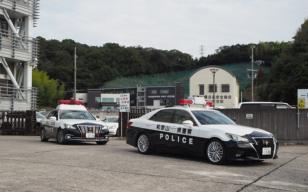 街頭活動に向かうパトカー