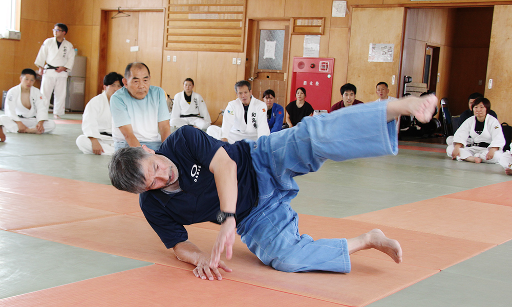 柔道の受け身を応用した転び方を紹介する腹巻さん