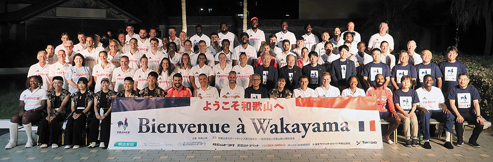 フランス代表チーム、県の関係者、協賛企業らで記念撮影（９日の激励会で）