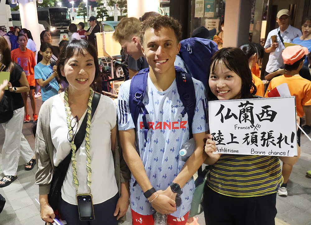 フランス選手（中央）と記念撮影する衣谷さん㊧と川島さん